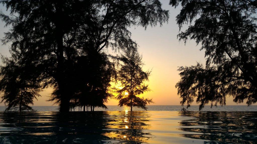 Coriacea Beachfront Boutique Phuket - Sha Отель
